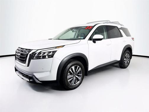 Everest White Pearl Tricoat 2025 Nissan Pathfinder SL 4WD