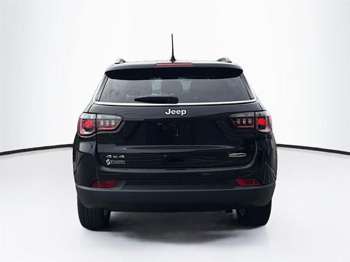 Diamond Black Crystal Pearlcoat 2022 Jeep Compass Latitude Lux