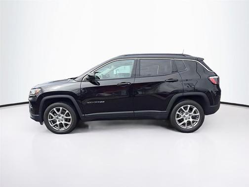 Diamond Black Crystal Pearlcoat 2022 Jeep Compass Latitude Lux