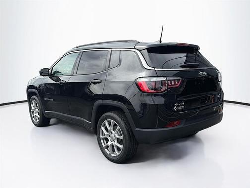 Diamond Black Crystal Pearlcoat 2022 Jeep Compass Latitude Lux
