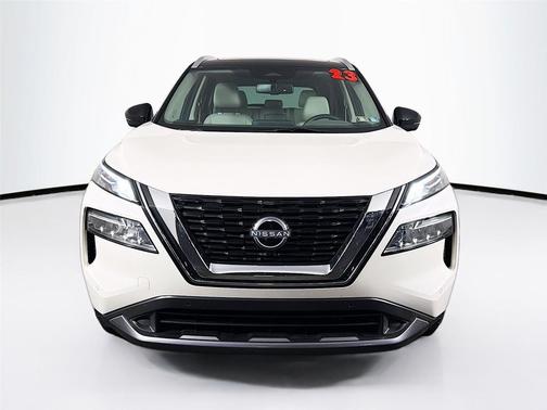 Pearl White Tricoat/Super Black 2023 Nissan Rogue SL