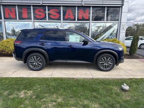 2025 Nissan Pathfinder SL 4WD