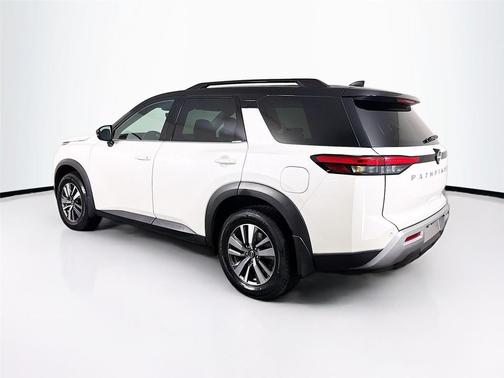 Pearl White Tricoat/Super Black 2024 Nissan Pathfinder SL 4WD