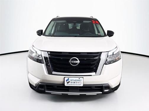 Pearl White Tricoat/Super Black 2024 Nissan Pathfinder SL 4WD