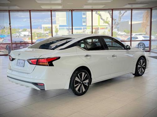 White 2021 Nissan Altima 2.5 SV