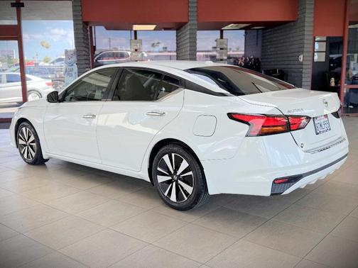 White 2021 Nissan Altima 2.5 SV