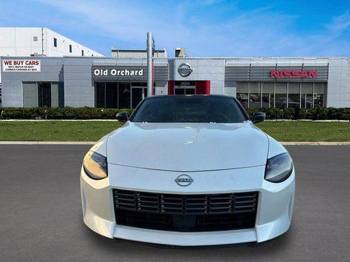 Everest White Pearl Tricoat/Super Black 2024 Nissan Z Performance Manual