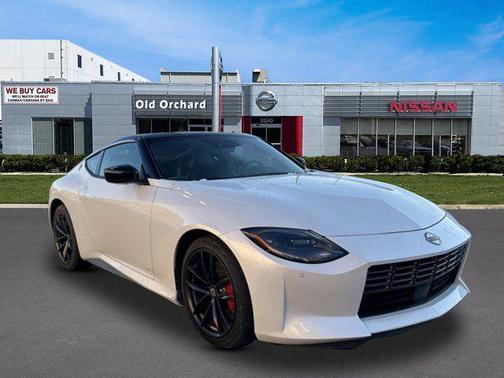 Everest White Pearl Tricoat/Super Black 2024 Nissan Z Performance Manual
