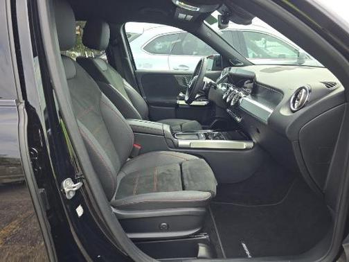 2025 Mercedes-Benz GLB 250 4MATIC