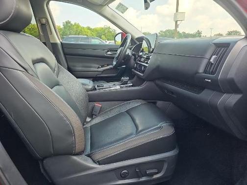 2023 Nissan Pathfinder SL 4WD