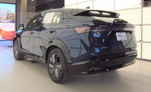 Deep Ocean Blue Pearl/Black Diamond Pearl 2024 Nissan ARIYA ENGAGE+