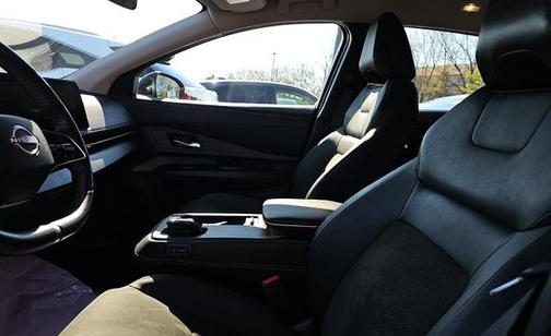 Deep Ocean Blue Pearl/Black Diamond Pearl 2024 Nissan ARIYA ENGAGE+