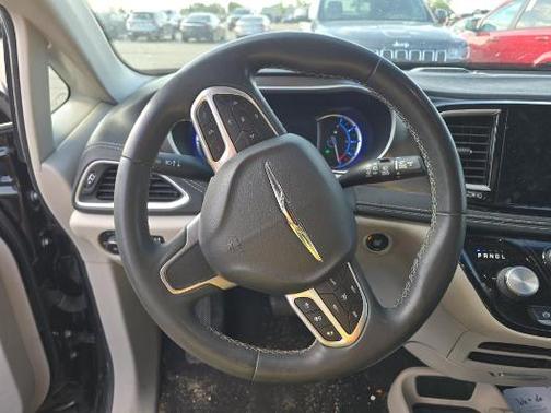 2022 Chrysler Pacifica Hybrid Touring L