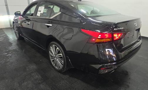Black 2024 Nissan Altima Platinum