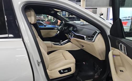 Mineral White Metallic 2021 BMW X6 xDrive40i