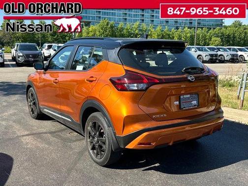 Monarch Orange Metallic/Super Black 2022 Nissan Kicks SR