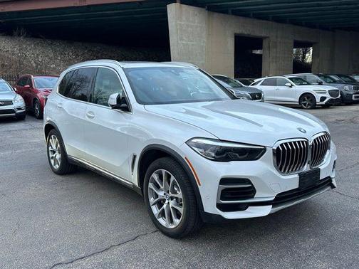 Mineral White Metallic 2022 BMW X5 xDrive40i