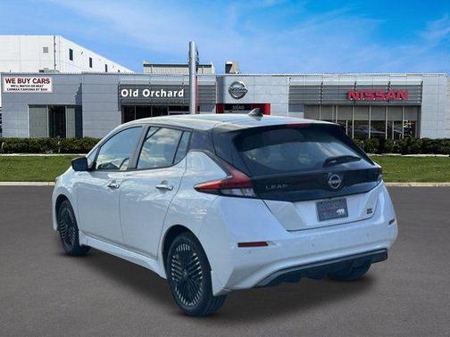 Super Black/Pearl White 2024 Nissan Leaf SV PLUS