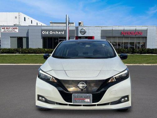 Super Black/Pearl White 2024 Nissan Leaf SV PLUS
