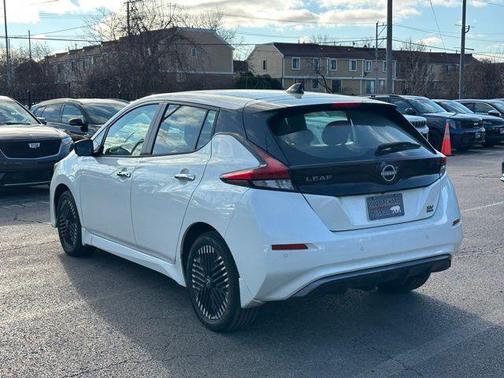 Super Black/Pearl White 2024 Nissan Leaf SV PLUS
