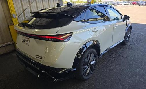 Everest White Pearl Tricoat/Black Diamond Pearl 2023 Nissan ARIYA PLATINUM+