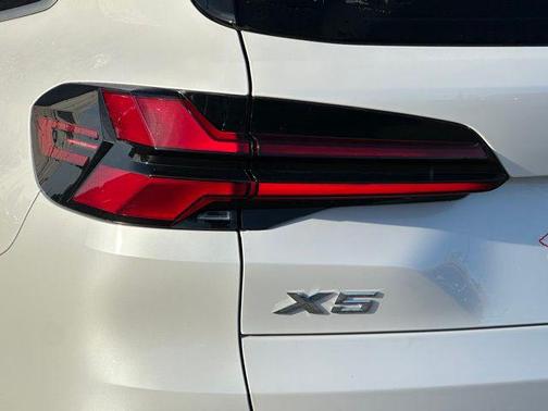 White 2025 BMW X5 xDrive40i