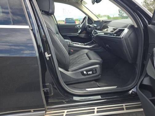 Black Sapphire Metallic 2024 BMW X7 xDrive40i