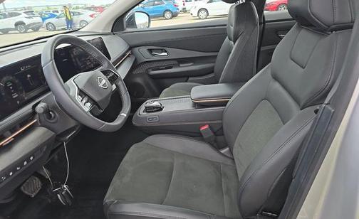 Brilliant Silver Metallic/Black Diamond Pearl 2023 Nissan ARIYA ENGAGE