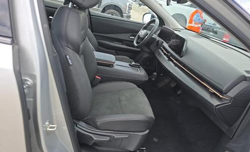 Brilliant Silver Metallic/Black Diamond Pearl 2023 Nissan ARIYA ENGAGE