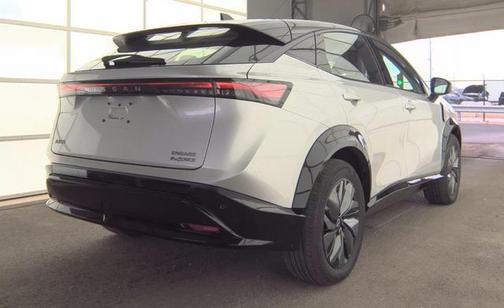 Brilliant Silver Metallic/Black Diamond Pearl 2023 Nissan ARIYA ENGAGE