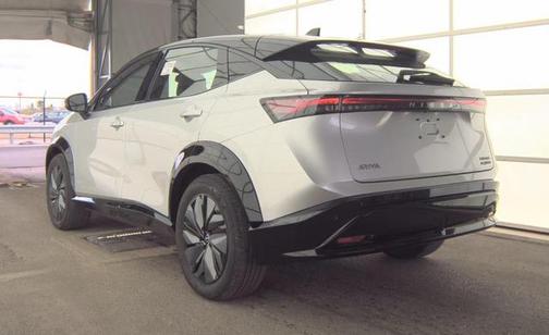 Brilliant Silver Metallic/Black Diamond Pearl 2023 Nissan ARIYA ENGAGE