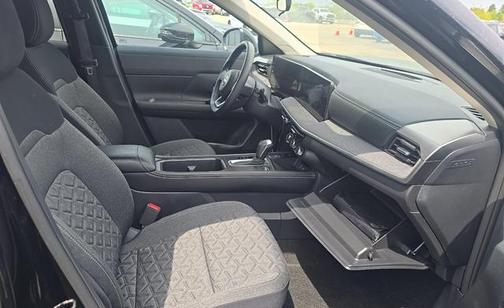 Super Black 2025 Nissan Kicks SV