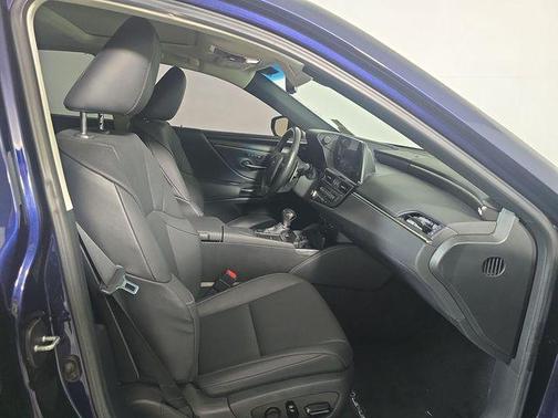 2022 Lexus ES 300h Base