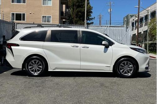 2021 Toyota Sienna XLE 8 Passenger