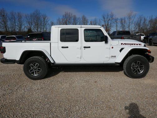 Bright White Clearcoat 2026 Jeep Gladiator Mojave