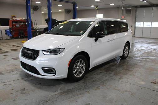 2024 Chrysler Pacifica Touring-L