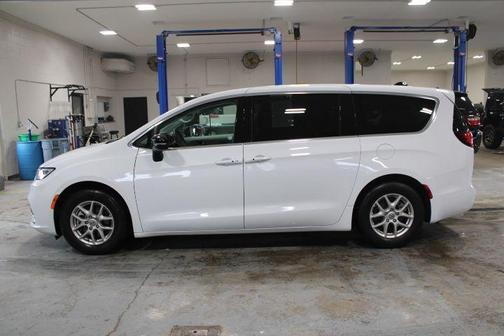2024 Chrysler Pacifica Touring-L