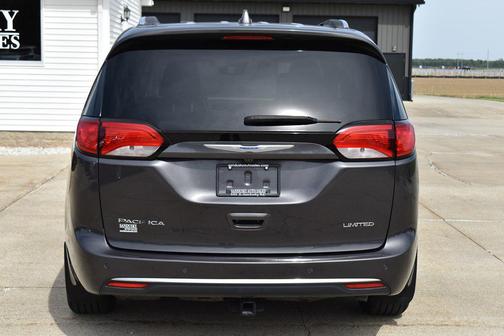 Granite Crystal Metallic Clearcoat 2018 Chrysler Pacifica Limited