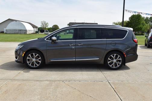 Granite Crystal Metallic Clearcoat 2018 Chrysler Pacifica Limited
