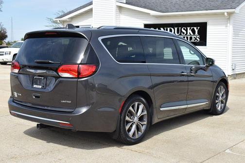 Granite Crystal Metallic Clearcoat 2018 Chrysler Pacifica Limited