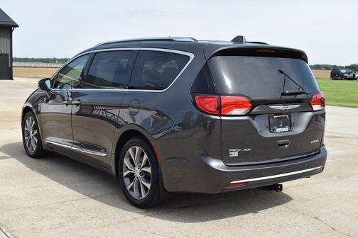 Granite Crystal Metallic Clearcoat 2018 Chrysler Pacifica Limited