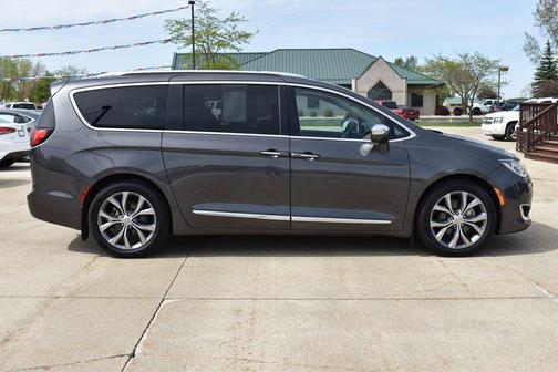 Granite Crystal Metallic Clearcoat 2018 Chrysler Pacifica Limited