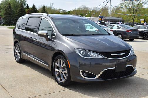 Granite Crystal Metallic Clearcoat 2018 Chrysler Pacifica Limited