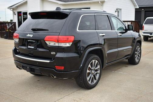 Diamond Black Crystal Pearl 2018 Jeep Grand Cherokee Overland