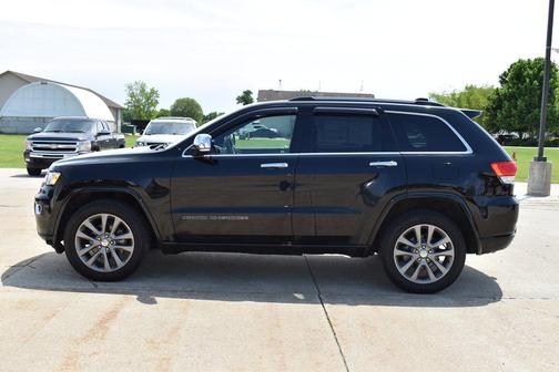 Diamond Black Crystal Pearl 2017 Jeep Grand Cherokee Overland