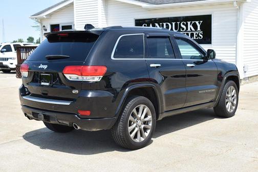 Diamond Black Crystal Pearl 2017 Jeep Grand Cherokee Overland