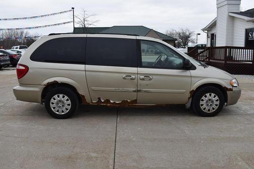 2005 Chrysler Town & Country Base