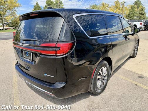 Diamond Black Crystal Pearlcoat 2024 Chrysler Pacifica Hybrid Select