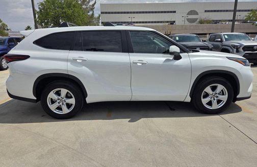 2024 Toyota Highlander LE