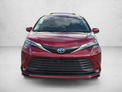 2025 Toyota Sienna XLE 8 Passenger